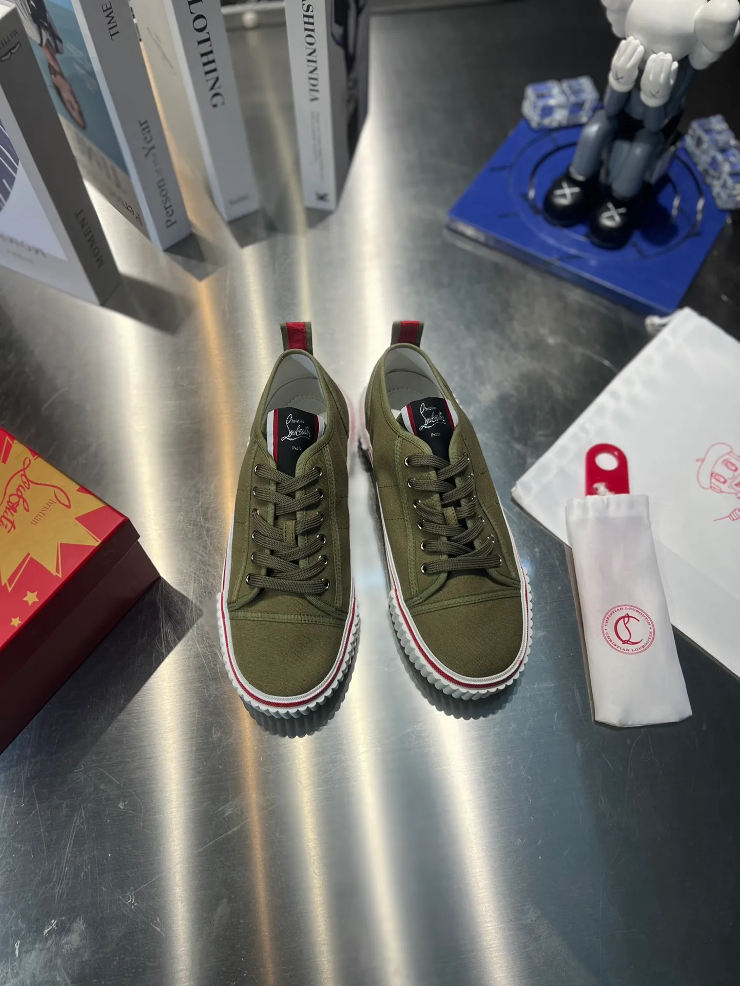 👟👟Ex-factory price 500👟👟 ╔Low top canvas air force white model╗ ·Top version customization·2023𝐬𝐬 𝑪𝒉𝒓𝒊𝒔𝒕𝒊𝒂𝒏 𝑳𝒐𝒖𝒃𝒐𝒖𝒕𝒊𝒏 ▪️No matter the last shape, fabric, diamonds, nails, lining, outsole, they are as close as possible to ZP... ▪️The original sole is specially provided by the original factory ▪️The lining is imported water-dyed cowhide ▪️Private customization time is about 3-7 days —————— Size: Women's 35M-41M Men's 38M-46M
